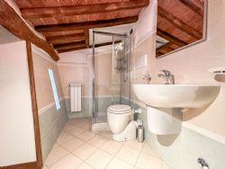 Appartamento Raffaello piazza  duomo  : Bathroom with shower