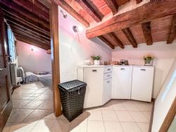 Appartamento Raffaello piazza  duomo  : Bathroom with tube