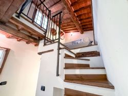 Appartamento Raffaello piazza  duomo  : Wooden stairs