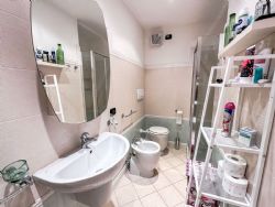 Appartamento Raffaello piazza  duomo  : Bathroom with shower