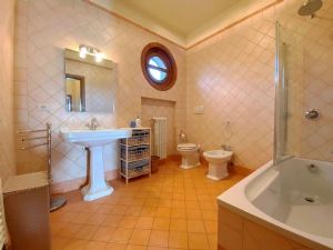 Villa Imperiale  : Bathroom with tube