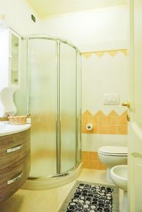 Villa Romantica : Bathroom with shower