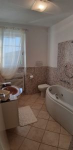 Villa Simpatica  : Bathroom with tube