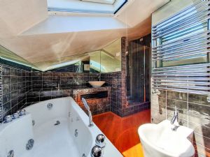 Villa Susanna : Bathroom with tube