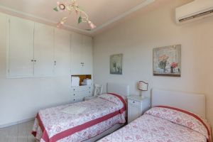 Villa Charme Toscana vista mare  : спальня с двумя кроватями