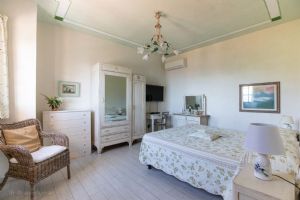 Villa Charme Toscana vista mare  : хозяйская спальня