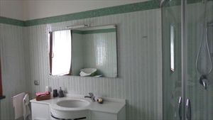 Villa dei Peschi  : Bathroom with shower