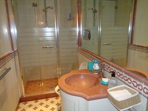 Villa Romanica  : Bathroom with tube