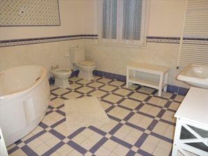 Villa Marinella : Bathroom with tube