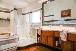 Villa Begonia : Ванная комната с душем