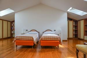 Villa Begonia : спальня с двумя кроватями