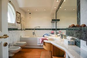 Villa Begonia : Ванная комната с ванной