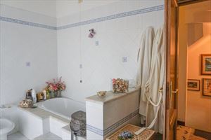 Villa Pietra Serena : Bathroom with tube