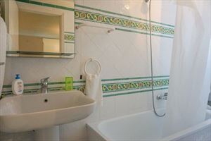 Villa Barbara : Bathroom with tube