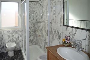 Appartamento Bianco Fiore : Bathroom with shower