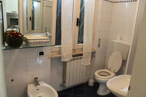 Villa  Ronchi Mare : Bathroom with shower