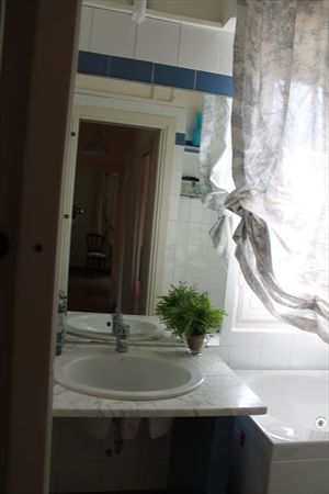 Villa  Ronchi Mare : Bathroom with tube