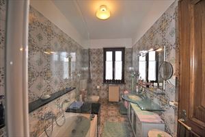 Villa Cora : Bathroom with tube