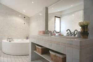 Villa Irina : Bathroom with tube