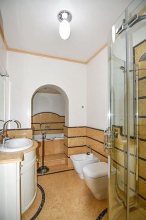 Villa Orchidea : Bathroom with tube