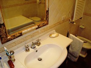 Villa Hibiscus : Bathroom with tube