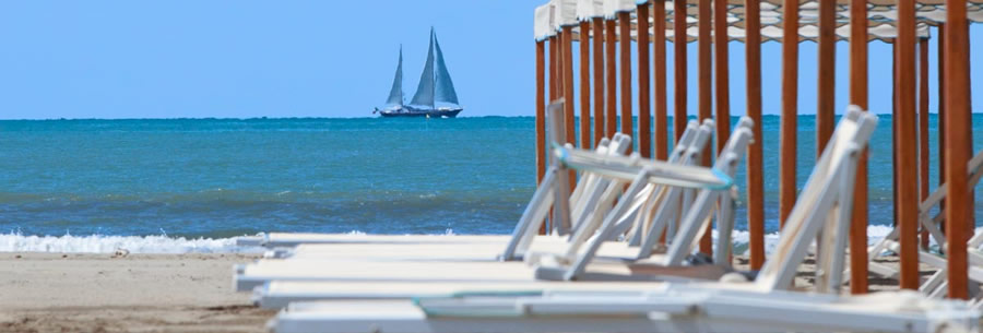 Марина ди Пьетрасанта – курорт с широкими песчаными пляжами.