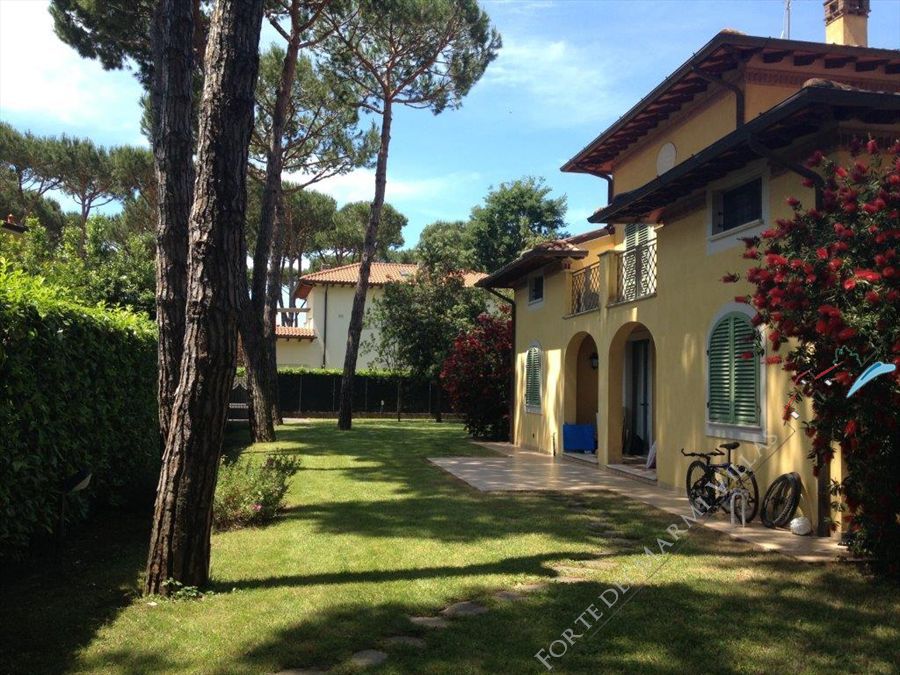 Villa Arcadia detached villa to rent Forte dei Marmi