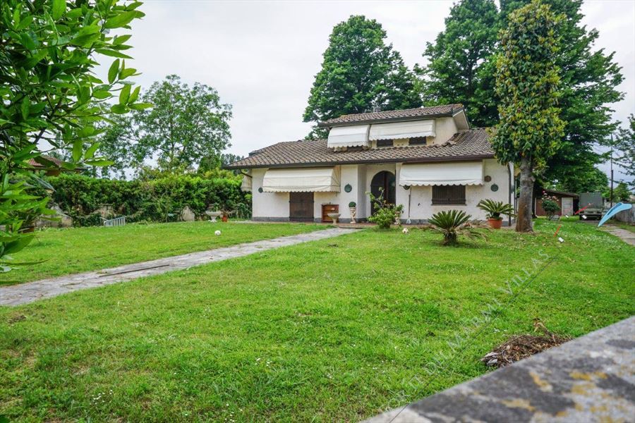 Rustico con Dependance detached villa for sale Pietrasanta