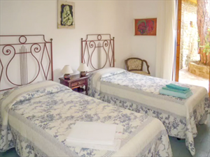 Villa Roccamare : спальня с двумя кроватями