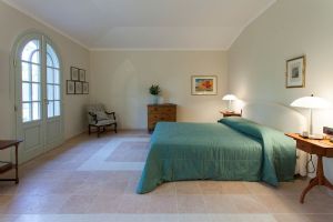 Villa Nancy : спальня с двуспальной кроватью