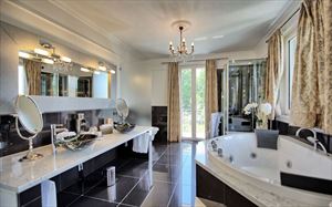 Villa Cherry : Ванная комната с ванной