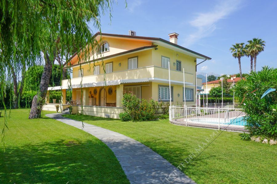 Villa Provence detached villa to rent and for sale Forte dei Marmi