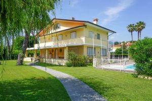 Villa Provence : detached villa to rent and for sale Centro Forte dei Marmi