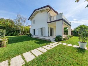 Villa First Class : detached villa to rent Centro Forte dei Marmi