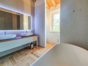 Villa Caravaggio : Bathroom with tube