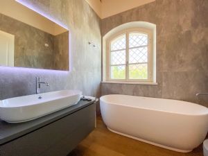 Villa Picasso : Bathroom with tube