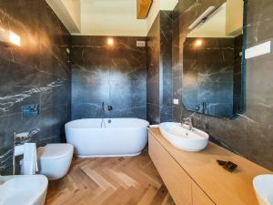 Villa Bernini : Bathroom with tube