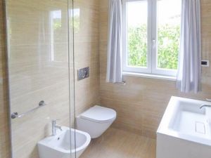Villa Manu : Bathroom with shower