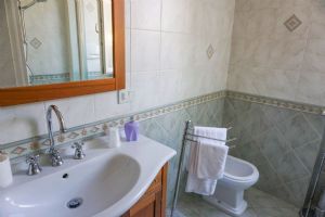 Villa La Perla : Ванная комната с душем