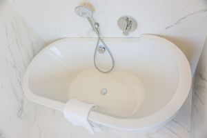 Villa Sweet : Bathroom with tube