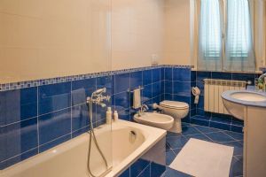 Villa Filomena : Bathroom with tube