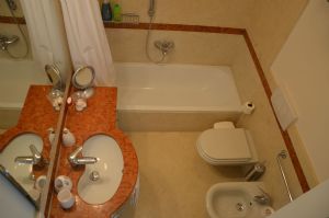 Villa Marina in Fiore : Bathroom with tube