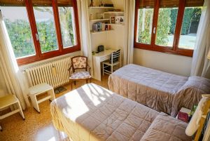 Villa Mirta : спальня с двумя кроватями