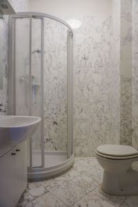 Appartamento Fiori : Ванная комната с душем