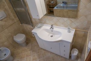 Appartamento Fiori : Bathroom with tube