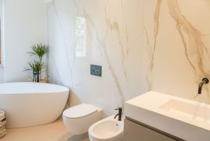 Villa Shanti : Bathroom with tube