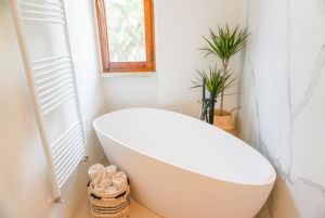 Villa Shanti : Bathroom with tube