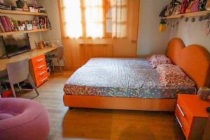 Villa Bargecchia : спальня с двуспальной кроватью