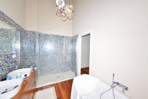 VILLA CHAMPION  : Bathroom with tube