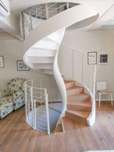 Dependance Romantica : лестница с деревянным покрытием